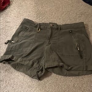 White House Black Market Green Cargo Shorts Mid-Rise 4.5” Relaxed Fit